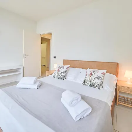 Front Aparthotel *