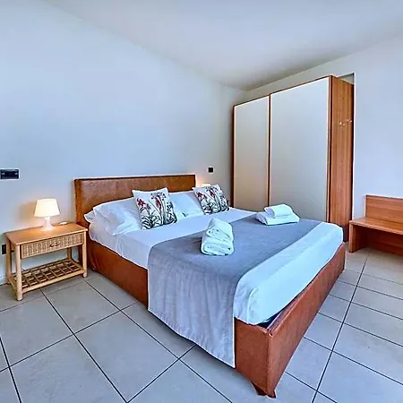 Front Apartmanhotel 4*
