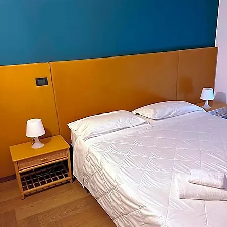 Front Apartmanhotel 4*