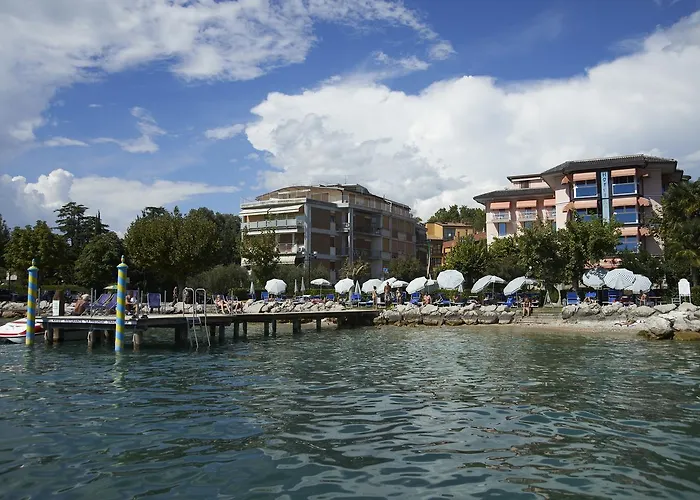 アパートホテル Front 4*